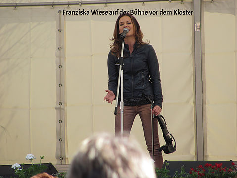 Franziska Wiese singt und spielt auf ihrer E-Geige.