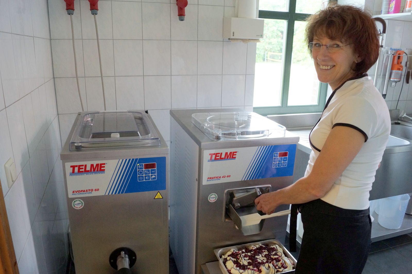 Frau Kieslinger an der Eismaschine